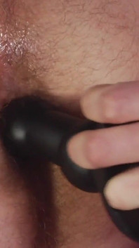 Si rambut coklat yang bersemangat memuaskan kawannya dengan strap-on