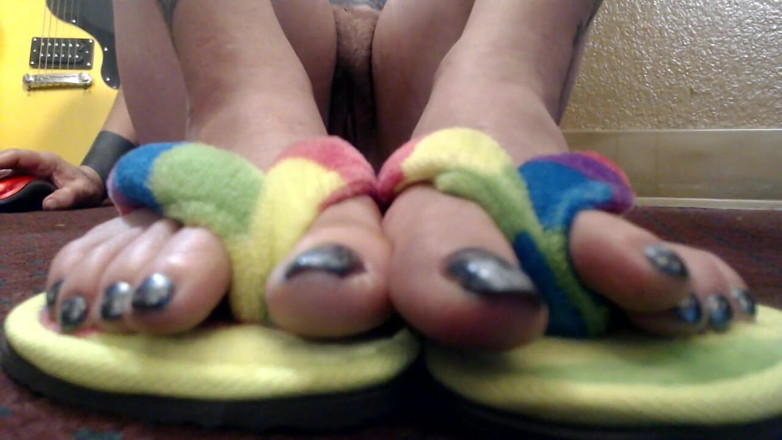 Abby Anna: Closeup toe wiggling flip flops nude