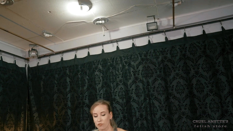 Cruel Anettes fetish world: Descalzo objeto aplastante