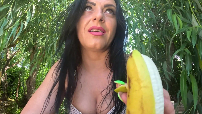 MilfyCalla: Miluji velké banány, plní mi pusu.