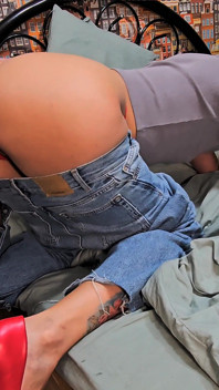 Si Dia Berkongkek Dalam Pantat Tujuh Hari Seminggu. Kasut Merah dan Seluar Jeans Great Look.Selasa