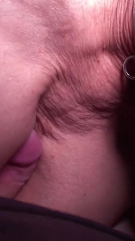POV brew n pijpbeurt Jess Ryan zuigt pik