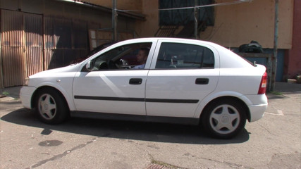 Cum Outdoor: Futând fata blondă în aer liber pe o mașină