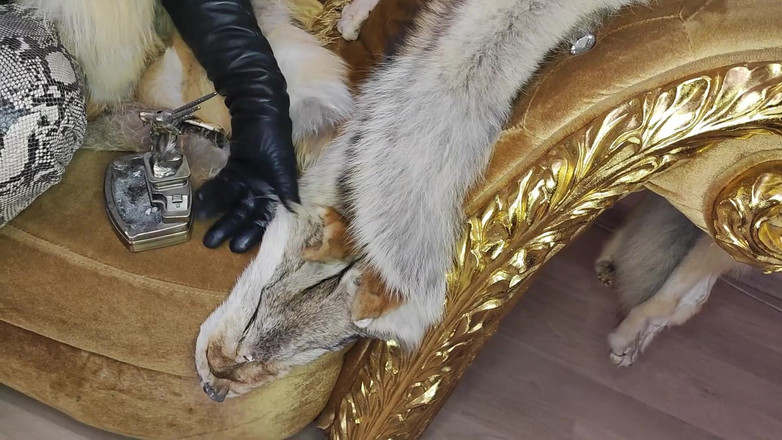 Princess18_: 抽烟，吮吸，射在毛皮大衣上