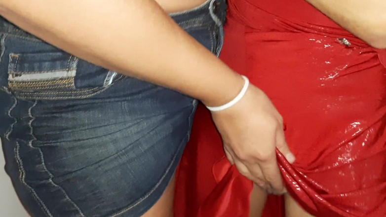 Lesbian-candys: ゲストは部屋にいて、私たちはドアの外でファックしました