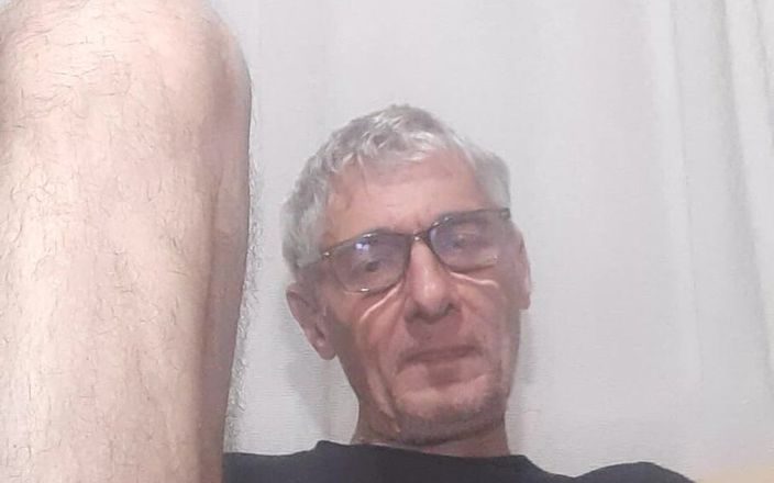 Big uncut hard cock: Een mooie man in een t-shirt en ondergoed wacht om...