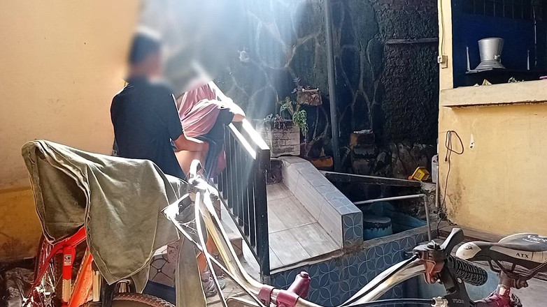 Famly sex: उसकी सौतेली बहन बहुत उत्साहित थी