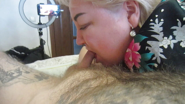 Zona901: Suegra chupa la polla tragándosela hasta las bolas de las...