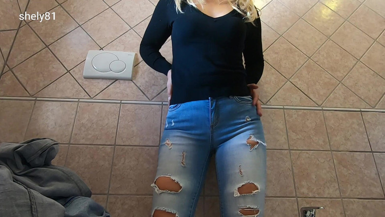 Shely81: Prueba los jeans flacos. la hermanastra culona lucha por encajar...