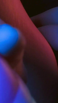 Mooie voeten tiener masturberen met eenhoorn hoorn dildo