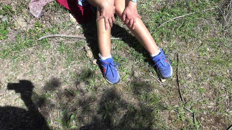 Stepmom Susan: Vigilante de playa desnuda se sorprendió cuando empecé a orinar...