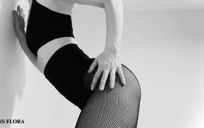 Miss Flora: Fishnet Tights Mengusik dalam hitam dan putih