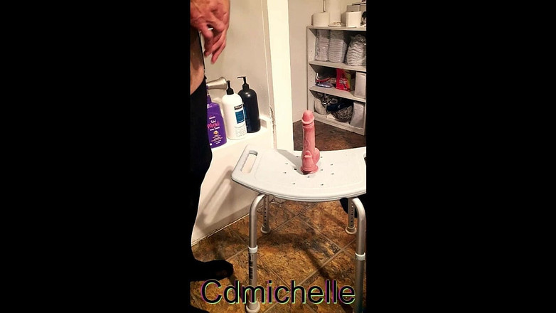 Crossdressers Cd Michelle wearing sexy lingerie: Cdmichelle zkouší různé oblečení pak začne jezdit na robertku při...