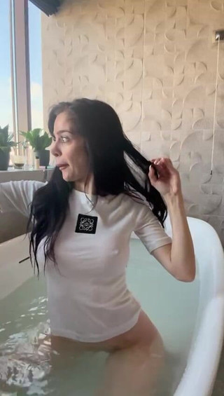 silicone_brunette: Miss natte t-shirt plaagt je in de badub