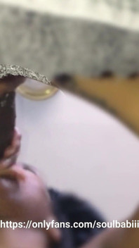 Il cazzo a due mani succhia il cazzo. Succhiò tutto il suo sperma