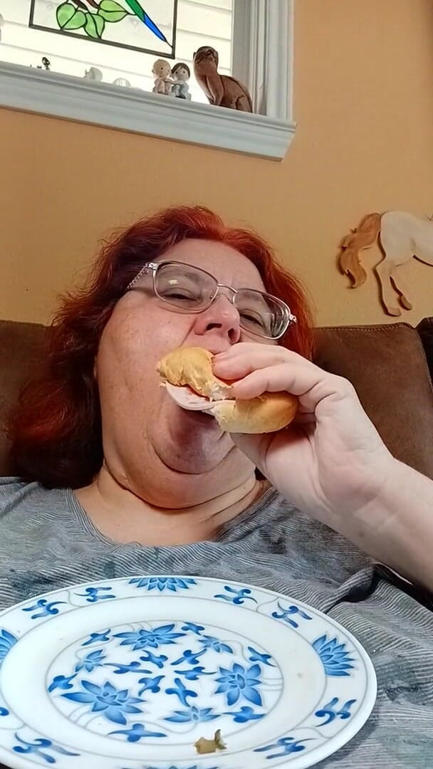 BBW nurse Vicki adventures with friends: Jedzenie bułeczki kanapki Bolo dla grubej dziewczyny jedzącej fanów!
