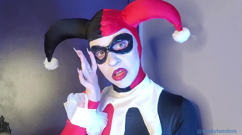 Geeky Femdom: Harley ajuda a asa noturna