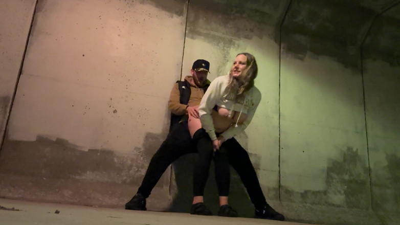 Mya Lane: Ehefrau fickte in der innenstadt nach einer party unter einer...
