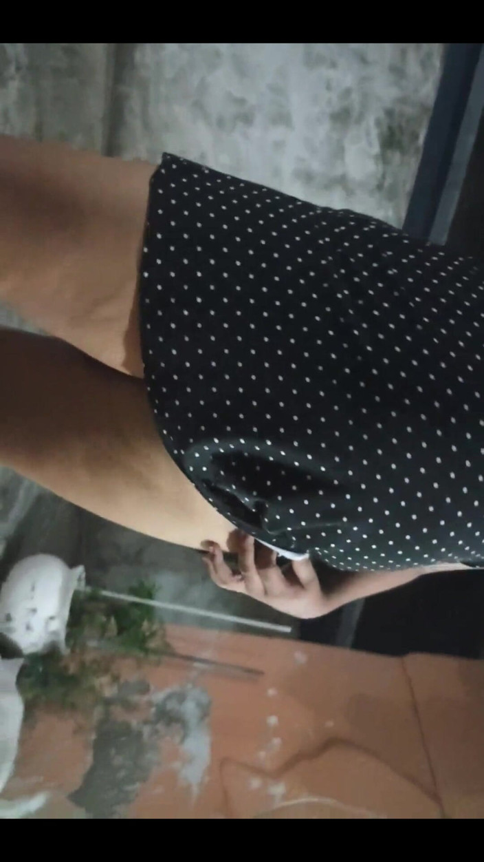 Karmicoxv: 中庭で。もしかして隣人に見られたのか?