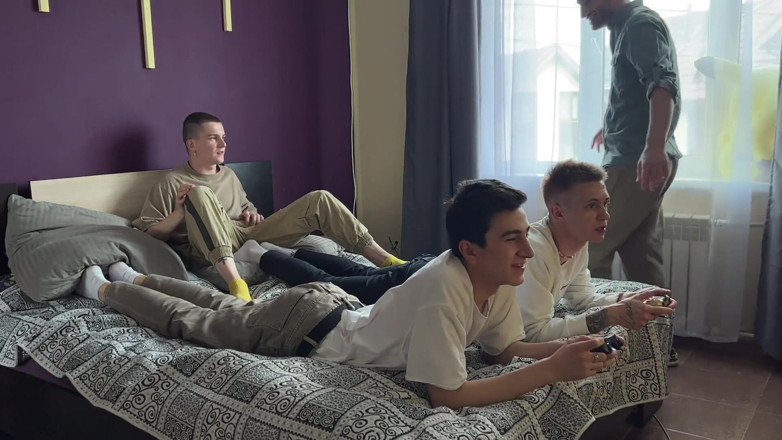 Falcon Al: Scopo, insieme al mio patrigno, i miei amici che giocano...