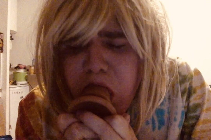 BifloXXX: BifloXXX il travestito succhia e fù un dildo in gola...