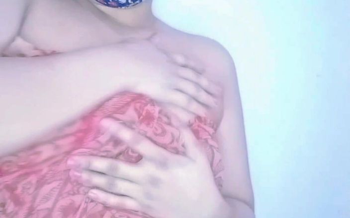 Faryal: Я возбужденная девушка сосет мои тугие натуральные сиськи