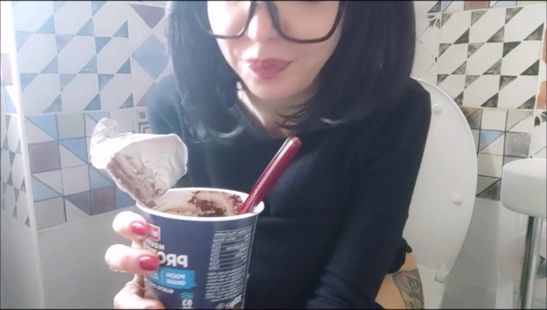 savannahamatoriale: I love my chocolate when I'm in the bathroom