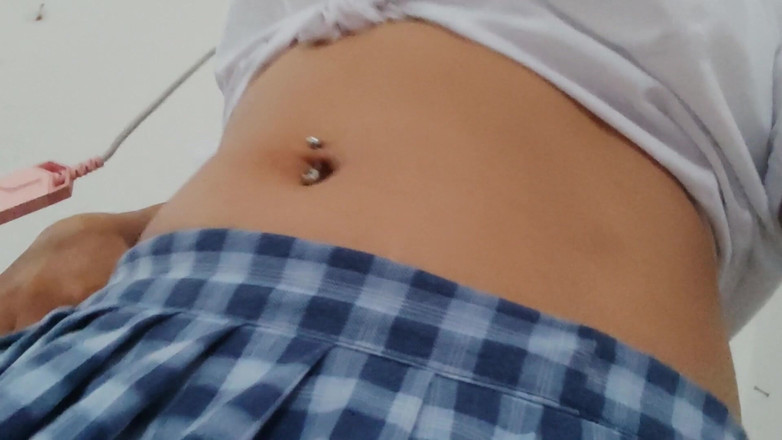 NEGRITA SEXY: Krásná zralá studentka předvádí svůj pupek a krátkou sukni