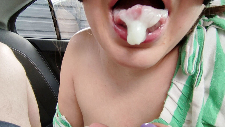 Erica Sweet: Sála jsem souseda v jeho autě a on mi stříkal...