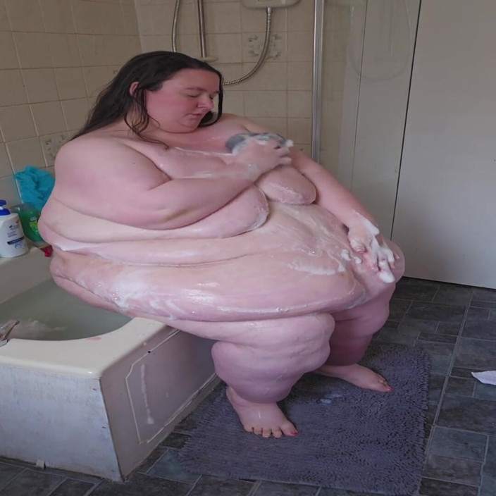 SSBBWLadyBrads: Ssbbw godin baadt op badzijde