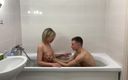 LoveHomePorn: Novia me chupa en la bañera