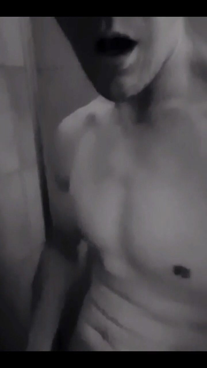 Awesome A: Douche sur le camping ! J’ai laissé la porte déverrouillée...