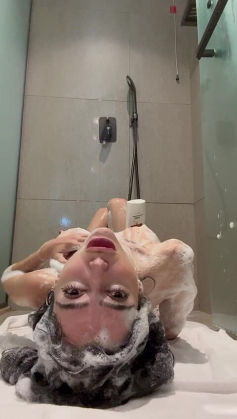 silicone_brunette: Extrémně pěnivá sprcha