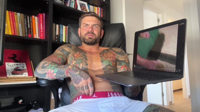 Juan Lucho Gay: Juan Lucho masturbuje się, oglądając gejowskie porno