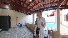 Victor SweetCoupleStories: 记者在被抓到闯入一所房子后脱光衣服。