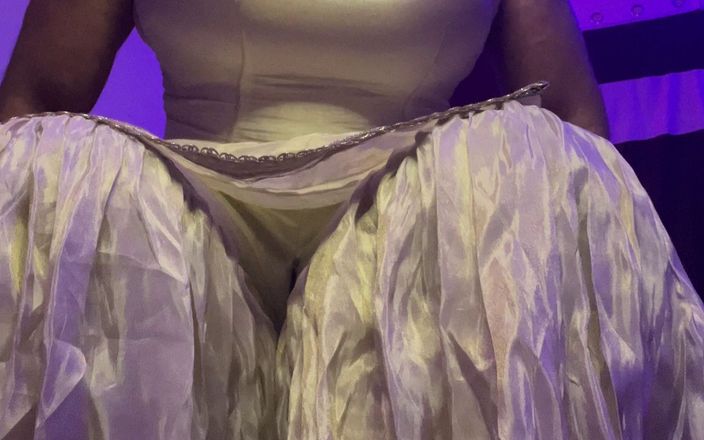 Charucrossy42: Saten ipek şalvarda büyük memeli Hintli travesti