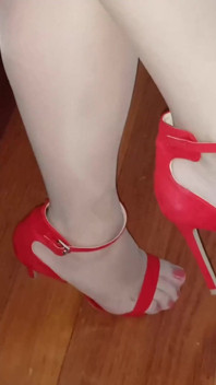 Kaki bengkung, pantyhose bogel dan kuku merah panas dan kasut