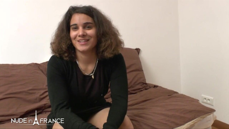 Nude in France: Une salope Français excitée se fait baiser en suçant une...