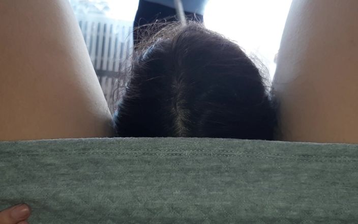 Lesbian-illusion: Pacarku jilat memekku dengan berisiko saat ibunya lagi cuci lantai