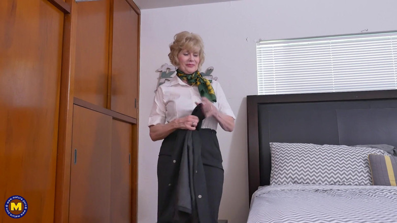 Mature NL: Lustful bitch loves her sex toys
