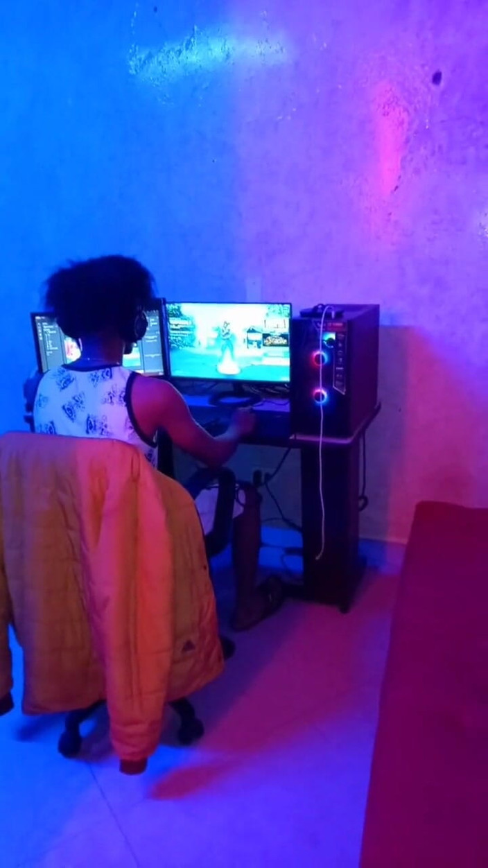 AndreaAndJean: 我们再次见面后，我在火车上和她家操我智利朋友的好屁股