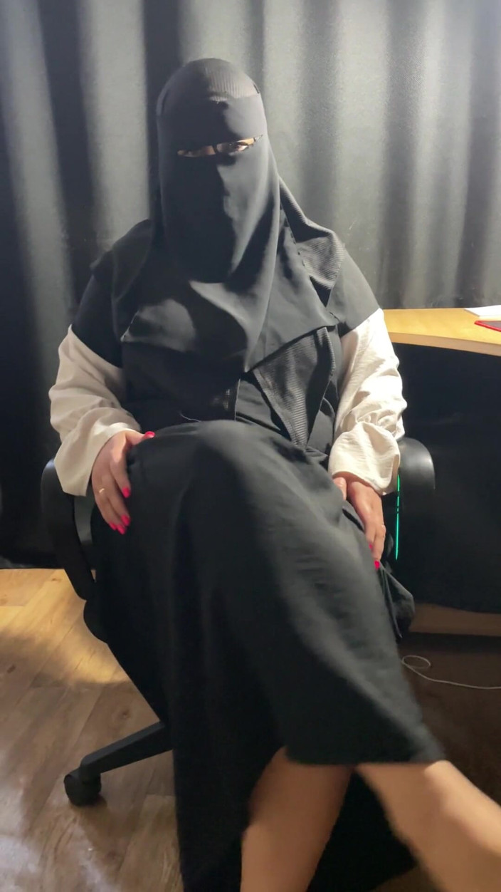 Lux Eva: Syrian MILF Shows Pussy