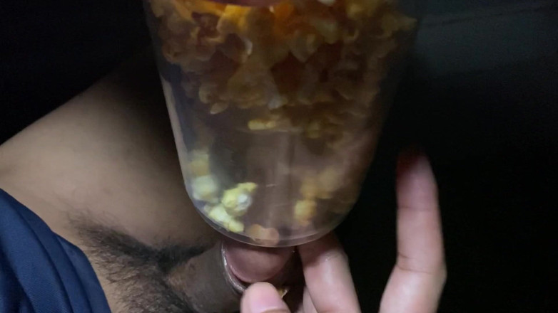 SinglePlayerBKK: Saya mengongkek popcorn semasa menonton filem.