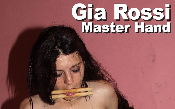 Picticon bondage and fetish: Gia Rossi &amp;amp; Master Hand BDSM upnutá, vibrátor oholený