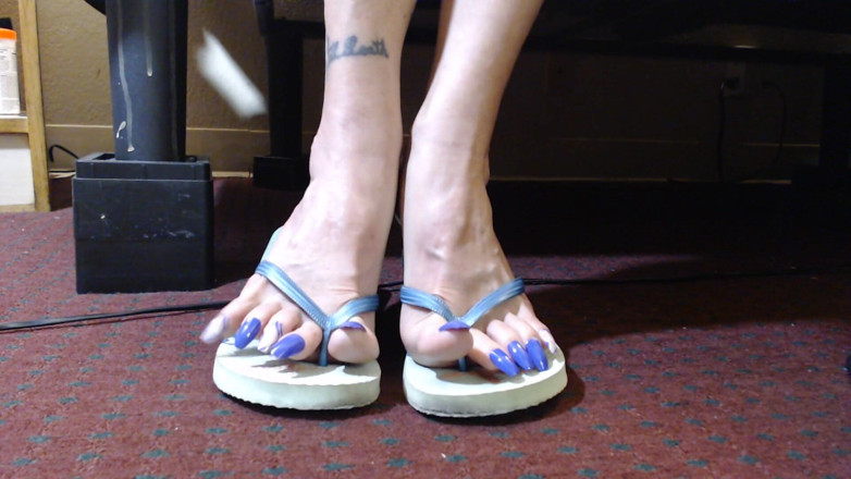 Abby Anna: Bardzo długie paznokcie u piersi w flipflopsach