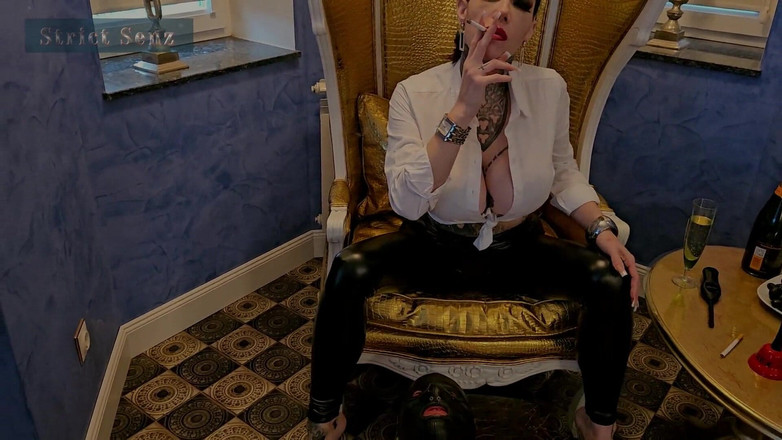Strict Senz: Miss Alessa Milano Fuma Sputa Posacenere Umiliazione Fanclub