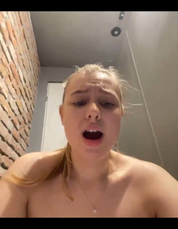 JuiceLussie: Scopata nella doccia pubblica. Un grande dildo in pubblico scopa...