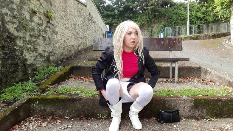 The Midnight Minx: Themidnightminx chilling on a bench