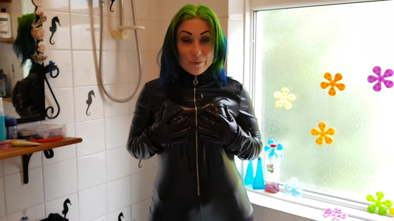 Tattooed Milfy Mama: Costum de pisică umed și dezordonat
