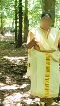 Kerala Style tradycyjny zestaw Mundu, dziewczyna nago na zewnątrz odsłaniając jej seksowne nagie ciało.